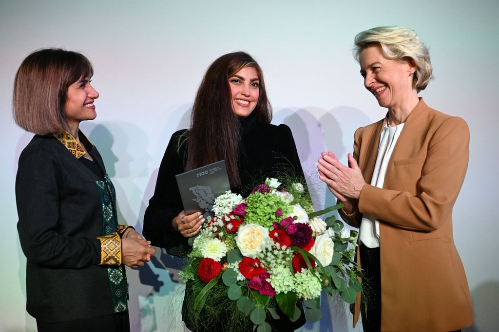 Die iranischen Aktivistinnen Mersedeh Shahinkar (l und Shima Babaei (M) freuen sich nach der Verleihung neben Ursula von der Leyen.