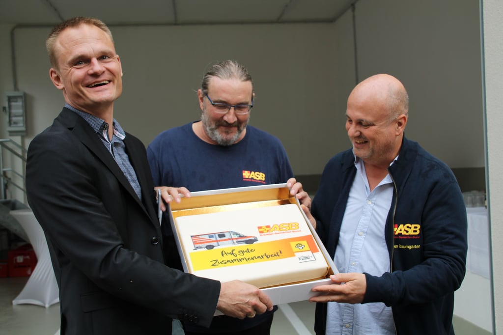 Zur Eröffnung der neuen Rettungswache gab's auch die passende Torte, sehr zur Freude von Krankenhausgeschäftsführer Peter Pfeiffer sowie Maik Scharf und Sven Baumgarten (von links) vom Arbeiter-Samariter-Bund.