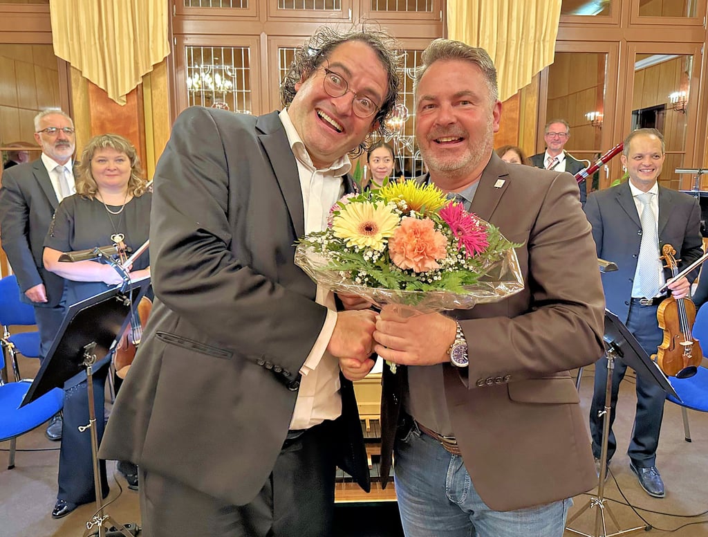 Verbandsgemeinde-Bürgermeister Michael Stöhr bedankte sich beim Dirigenten der MKP Jan Horstmann mit einem Blumenstrauß.