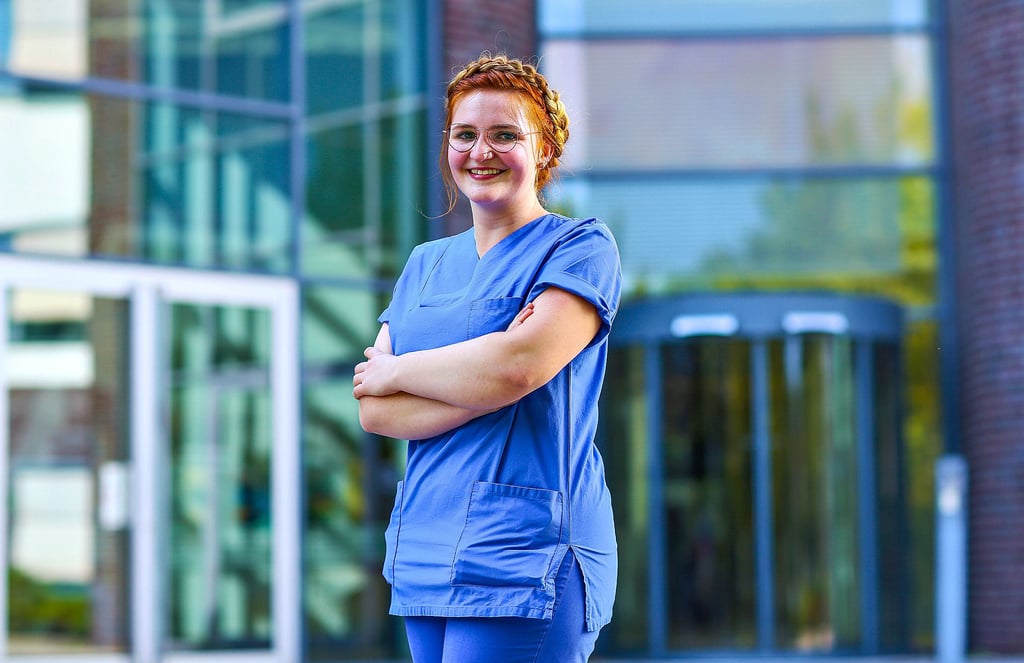 Annmarie Timea Weber kurz vor Beginn ihrer Schicht im Klinikum in Merseburg. Ihre Ausbildung zur Pflegefachkraft hat sie mit Bestnoten abgeschlossen..