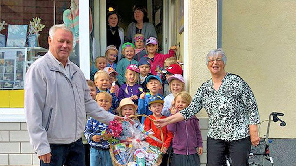Der Bürgermeister mit einem Präsentkorb und der Kindergarten mit Liedern verabschiedeten Ingrid Berkling (rechts) in den Ruhestand.