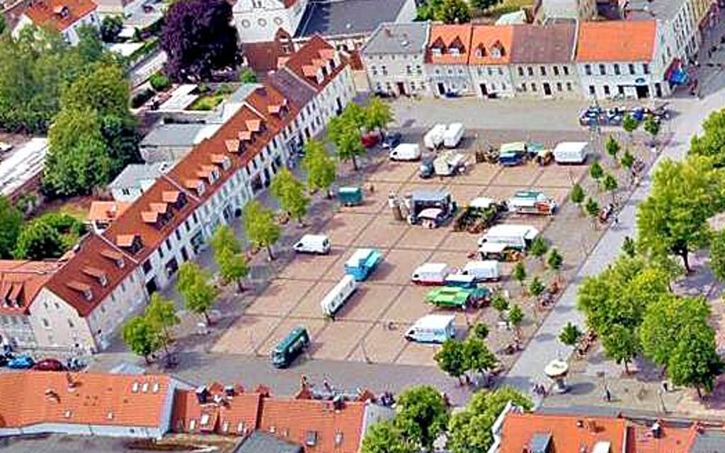 Der Wochenmarkt auf dem Bernburger Karlsplatz (Foto) soll ab kommendem Jahr um einen samstäglichen Regionalmarkt ergänzt werden.
