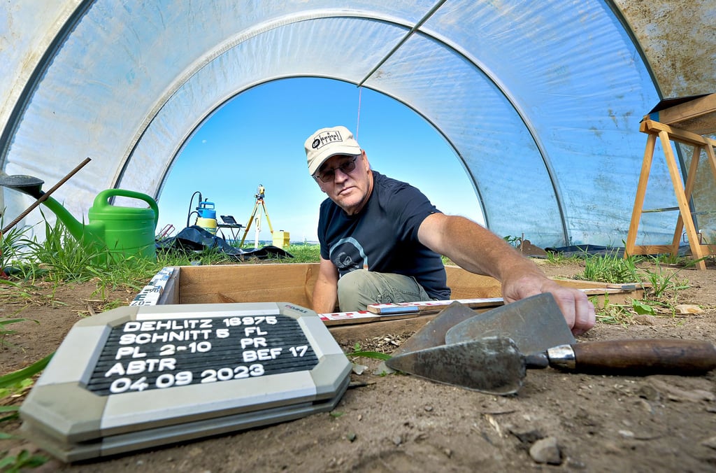 Fred Timm, Archäologischer Mitarbeiter, trägt auf der Suche nach Fundstücken aus der Steinzeit in einer Sondierungsgrube die Erdschichten ab. Die Archäologen haben bei Dehlitz vermutlich den rund 9.000 Jahre alten Lagerplatz der Schamanin von Bad Dürrenberg ausgegraben.