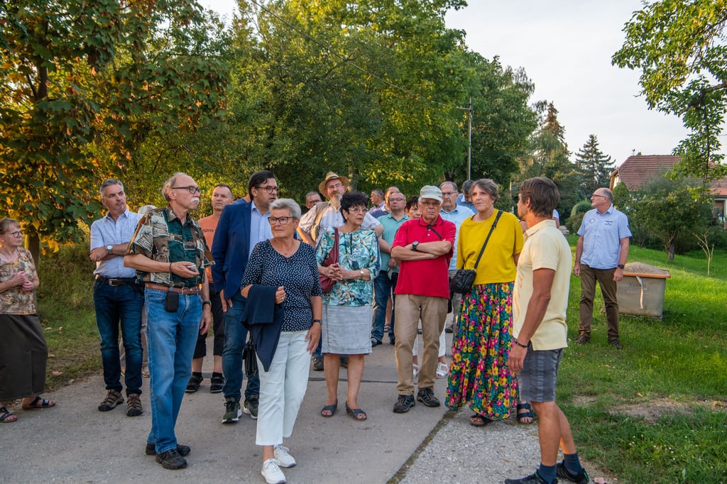 Da wird die Ortsdurchfahrt zur Spaziermeile: Björn Jäger (rechts) vom Heimatverein Tultewitz-Schieben erzählt zum Dorfrundgang des Naumburger OB Wissenswertes über den Ort Schieben.