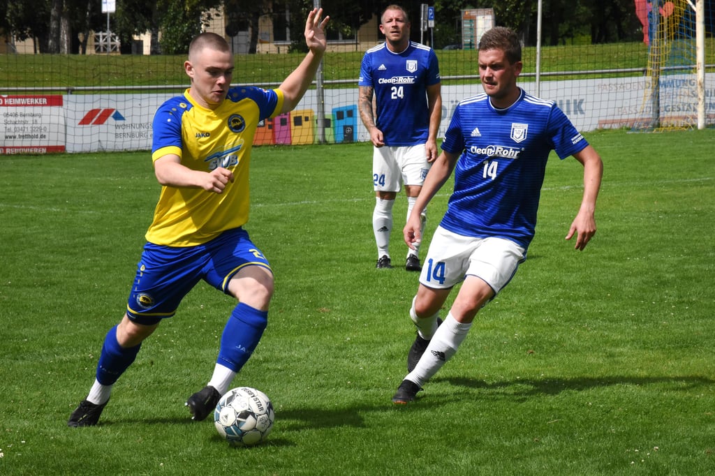 Bernburgs Pepe Streithoff (links) wird beim Spiel in Sangerhausen an diesem Freitag fehlen.