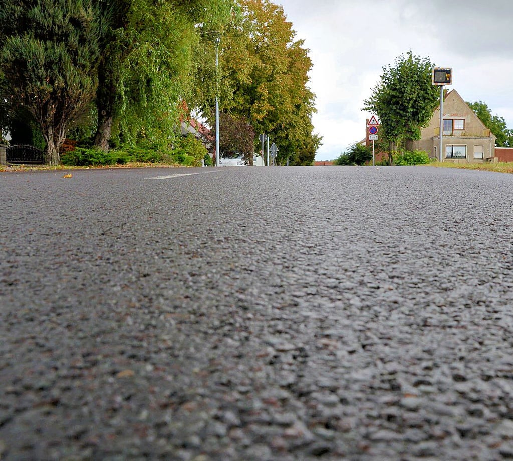Die Jersleber Straße in Elbeu beschäftigt jetzt den Stadtrat. Der Ortsbürgermeister fordert den grundhaften Ausbau.