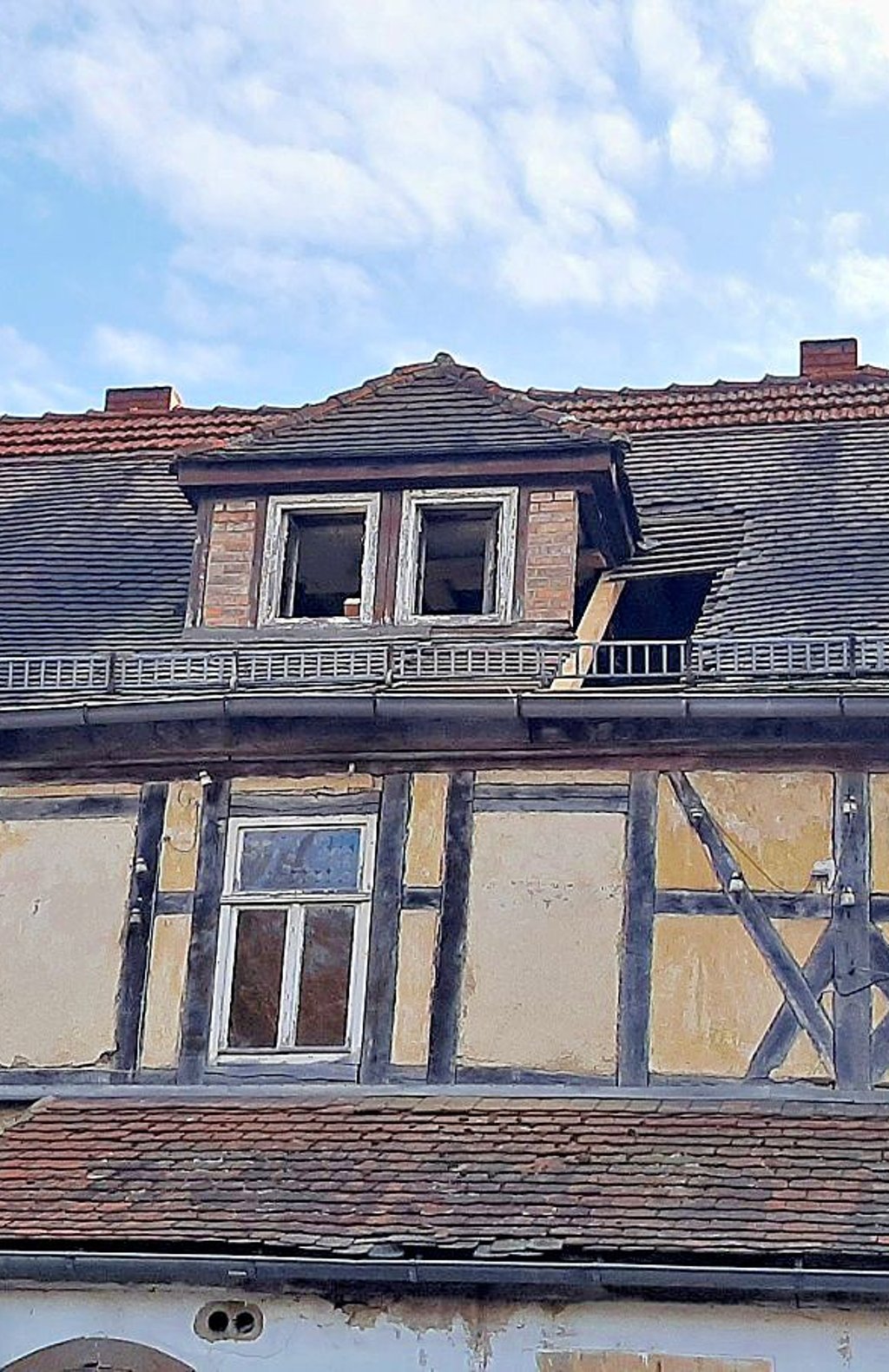 Insbesondere auf der Nordseite des Schieferhauses gibt es große Schäden.