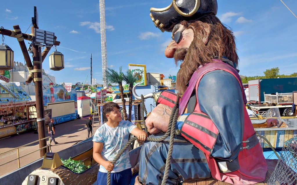 Auf dem Festgelände der eisleber Wiese laufen die letzten Vorbereitungen. Hier hat  Borzos Sorin an der Wildwasserbahn „Piratenfluss“ zu tun.