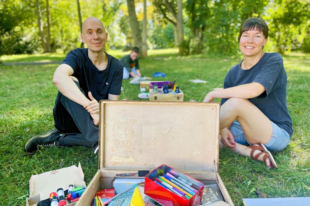 Aktion „Die Kunst-Koffer“ in Zeitz: Christian Gundtoft und Marie Kather.