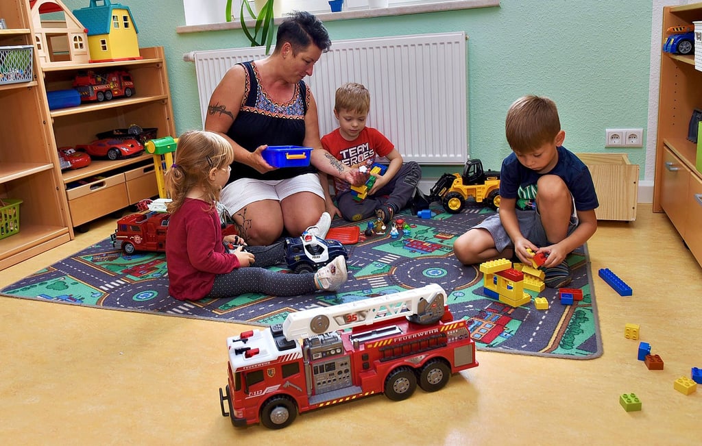 Charlotte, Oskar und Theo (v.li.) haben beim gemeinsamen Spielen mit Erzieherin und Kita-Leiterin Susann Lohse viel Spaß in der sanierten Kita „Bambinoland“ in Wansleben.