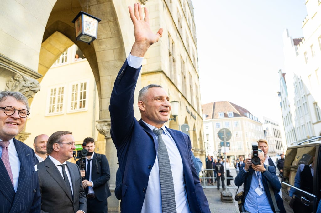 Kiews Bürgermeister Vitali Klitschko winkt bei der Friedenskonferenz in Münster.