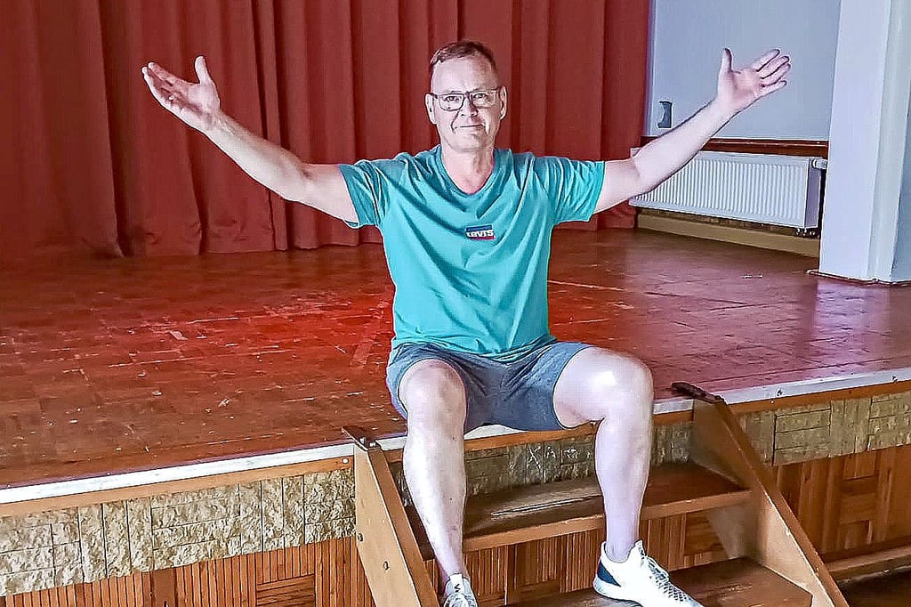 DJ Udo Mugge will in der dunklen Jahren mit seiner Diskothek üb er Säle der Region ziehen und das Publikum unterhalten.