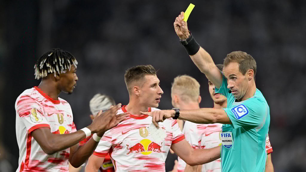 Schiedsrichter Sascha Stegemann pfiff RB Leipzigs Sieg im DFB-Pokal-Finale 2022 gegen den SC Freiburg.