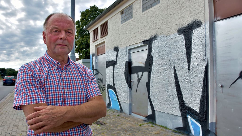 Volker Preetz von den Avacon-Netzwerken ist sauer. Erst vor ein paar Wochen wurden die Graffiti-Schmierereien an der Trafo-Station am Amtsweg in Calvörde beseitigt. Nun ist nicht nur erneut die Fassade großflächig besprüht, sondern auch die Warnschilder an den Türen wurden mit Farbe überdeckt.