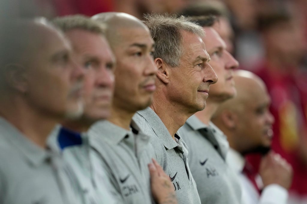 Jürgen Klinsmann (M) trainiert jetzt die Nationalmannschaft Südkoreas.