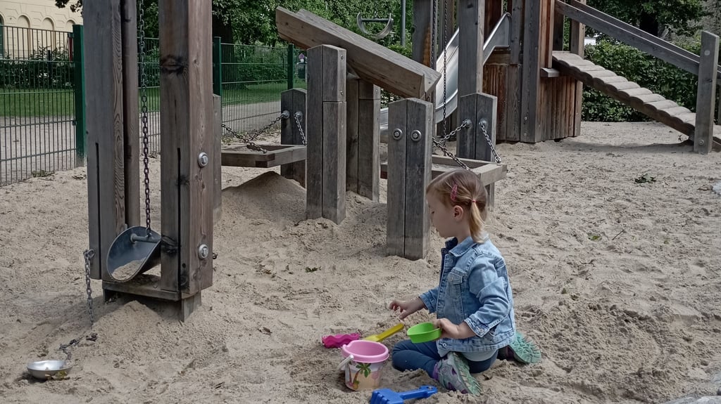 Von Vermüllung betroffen sind nicht alle Haldensleber Spielplätze, sondern vor allem die in der Innenstadt. So trifft es auch immer wieder den Spielplatz auf dem Alten Friedhof.