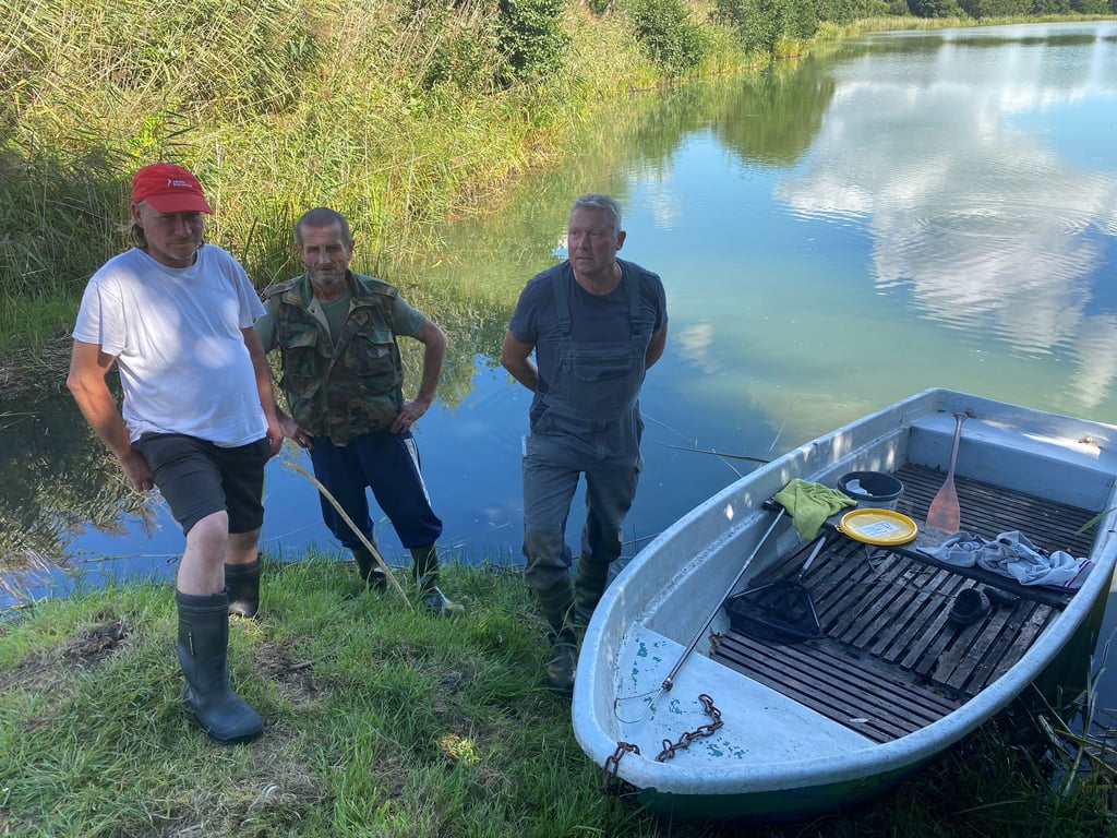 Mitglieder des Fischereivereins begutachteten am Donnerstag den Schaden.