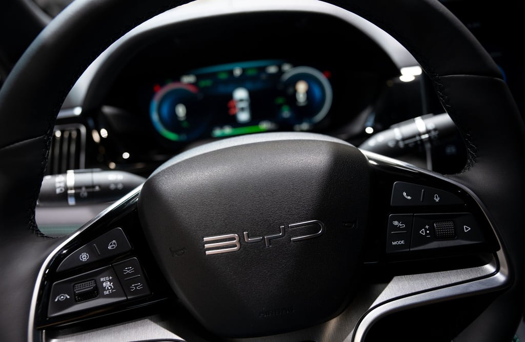 Elektronische Helferlein: Mittlerweile assistieren immer mehr Systeme dem Mensch am Steuer - bis hin zum streckenweise autonomen Fahren.
