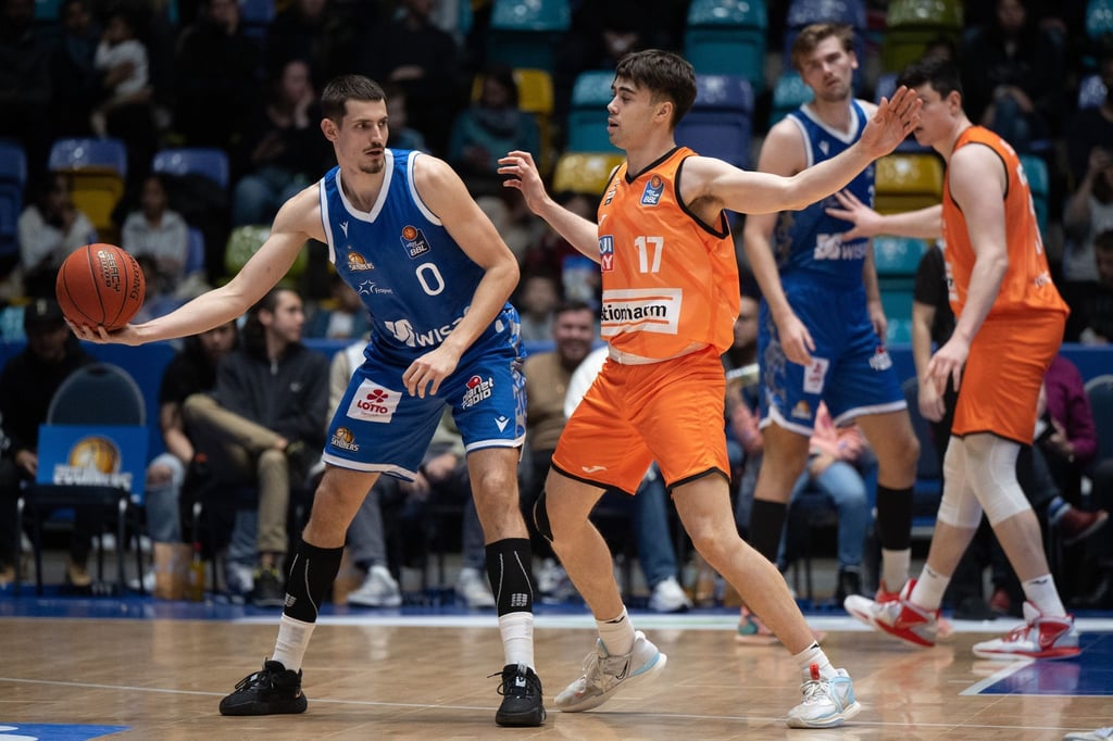 Frankfurts Lukas Wank (l) gegen Ulms Juan Nunez. Wank spielt in der neuen Saison für Oldenburg.