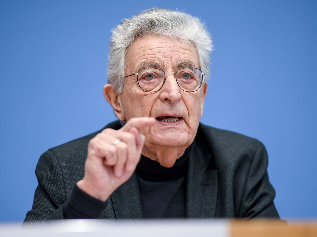 Gerhart Baum, ehemaliger Bundesminister, spricht auf einer Pressekonferenz.