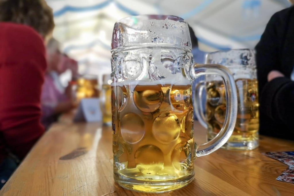 Weißbier in einem halbvollen Glaskrug auf einem Tisch in einem Festzelt: Am 3. November steigt das Oktoberfest im Hyzet Klubhaus in Alttröglitz. Jetzt beginnt der Kartenvorverkauf.