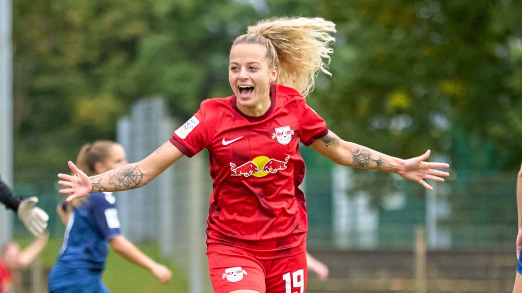 Jenny Hipp bejubelt eines ihrer 12 Saisontore in der 2. Bundesliga.