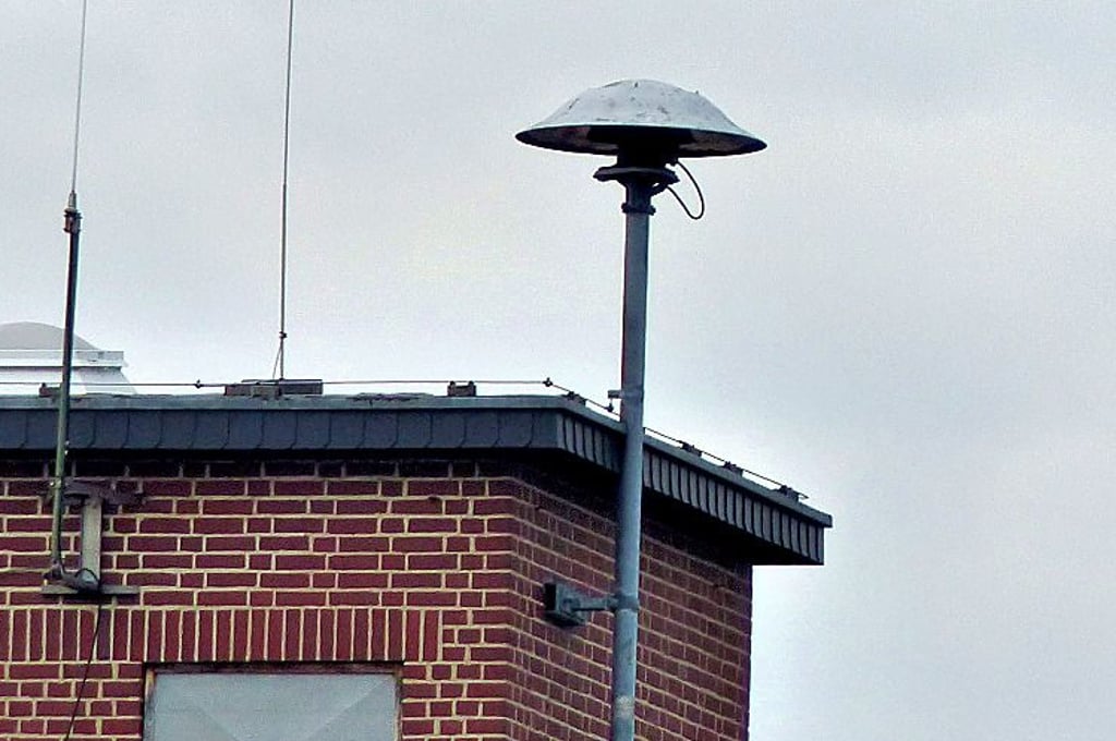 Auch die Sirene auf dem Schlauchturm der früheren Altstadtwache in Wolfen wurde ausgelöst.