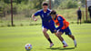 Jean Hugonet (l.) vom 1. FC Magdeburg im Kampf gegen Teamkollege Tatsuya Ito beim Training am Donnerstag vor dem Spiel gegen Schalke 04.