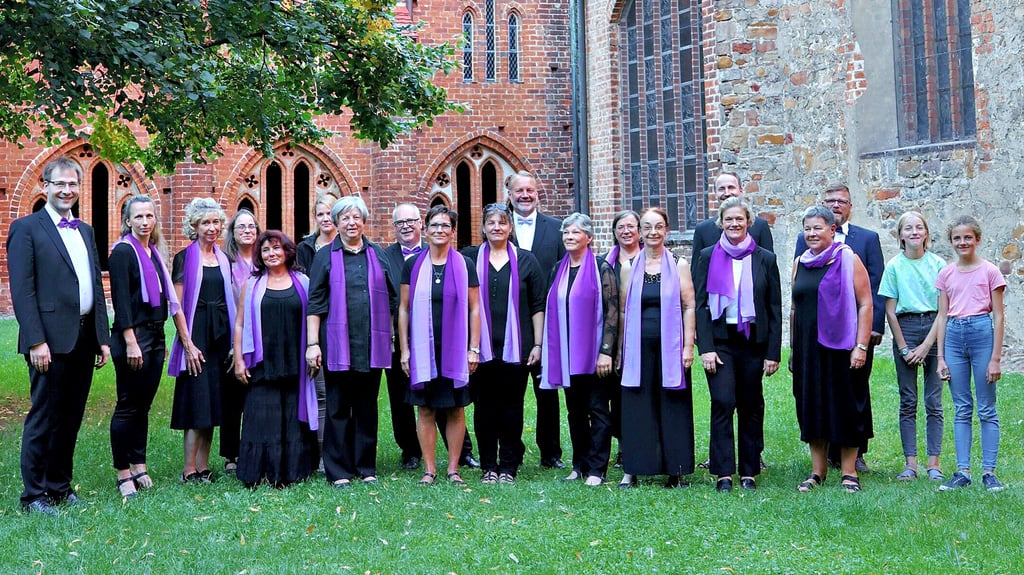 Zum Havelberger Vokalensemble gehören nicht nur Gesangskünstler aus der Domstadt. Von Jerichow über Rathenow bis Perleberg wissen Menschen die intensive musikalische Arbeit mit Domkantor Matthias Bensch zu schätzen.