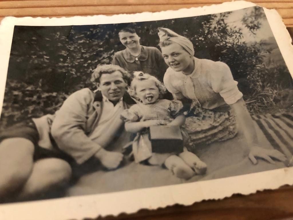 Dieser familiäre Schnappschuss aus Magdeburg ist mehr als sieben Jahrzehnte alt. Vorne sind Helmut und Anita zu sehen.