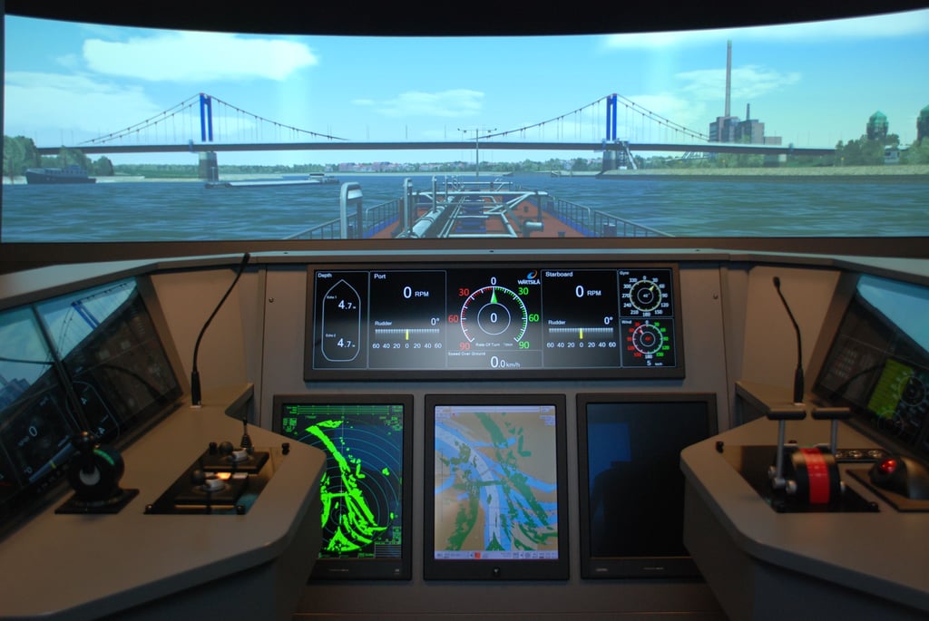 Im Schiffer-Berufskolleg Rhein wird der Simulator bereits seit mehr als 20 Jahren eingesetzt und in die Ausbildung eingebunden. Auf sechs Fahrstände können die Auszubildenden bei verschiedene Szenarien vor Herausforderungen gestellt werden.