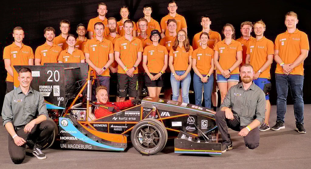Uni Magdeburg: Das aktuelle Team mit seinem elektrischen Rennwagen.