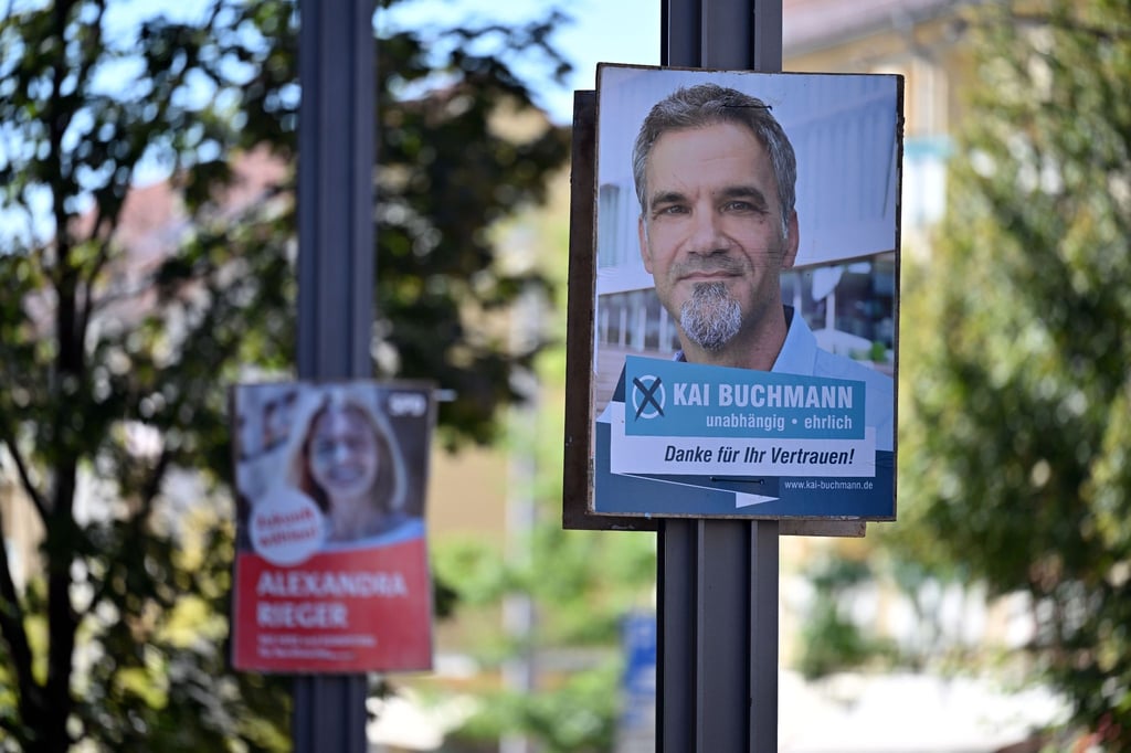Wahlplakate hängen wenige Tage vor der Oberbürgermeisterwahl in Nordhausen in der Innenstadt.