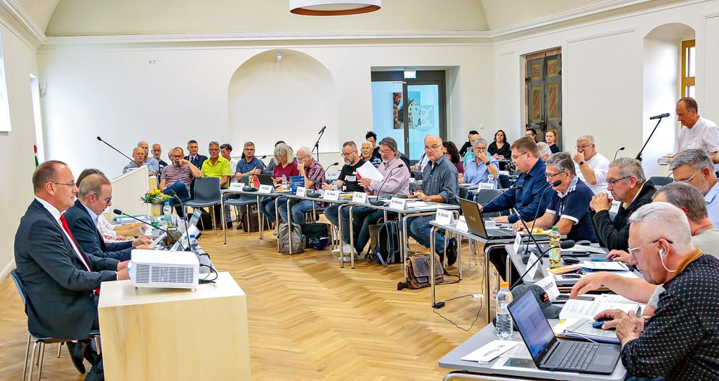 Relativ eng ist es im Goldenen Saal und die Sitzordnung erinnert an die Bundestages: Rechts vom Rednerpult ausgesehen sitzt die AfD, links die Linke.