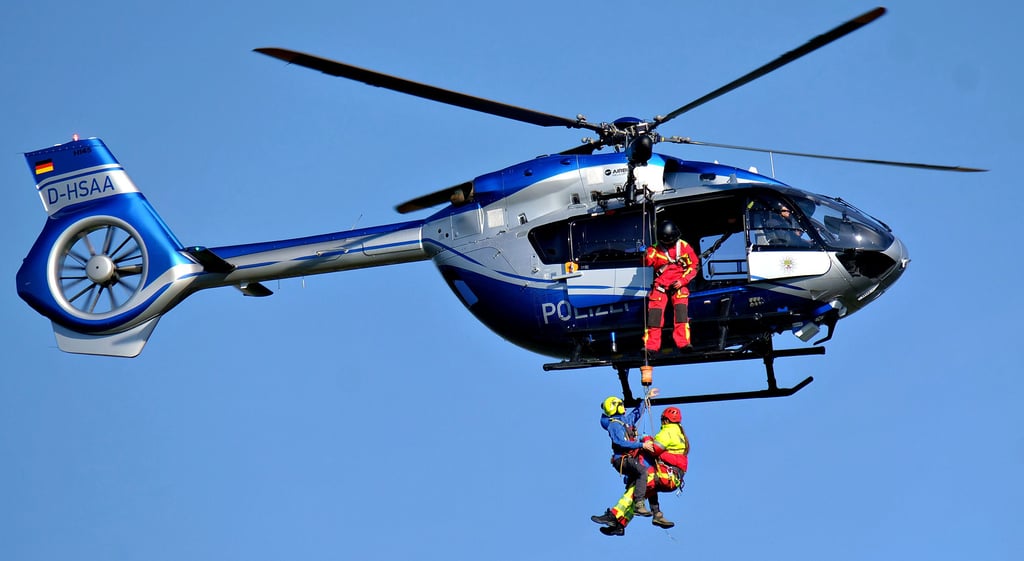 Luftrettungsübung an der Burg und Festung Regenstein: Hier wird der speziell ausgebildete Bergwacht-Luftretter Matthes Kirmann (links) mit Notarzt Michael Severin aus rund 30 Metern Höhe mittels Seilwinde zu einem Unfallopfer abgeseilt.