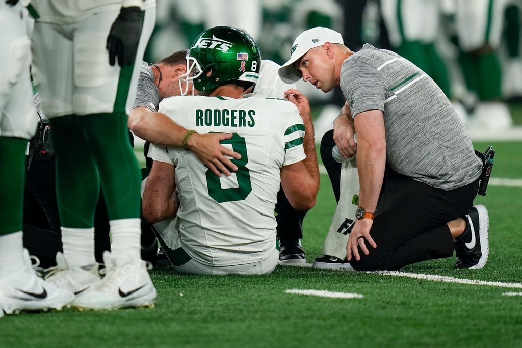 New York Jets-Quarterback Aaron Rodgers (8) ist nach seiner Verletzung operiert worden.