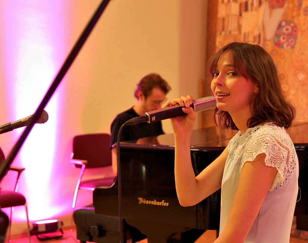 Laura Folkers wird von Anton Thelemann am Klavier begleitet.