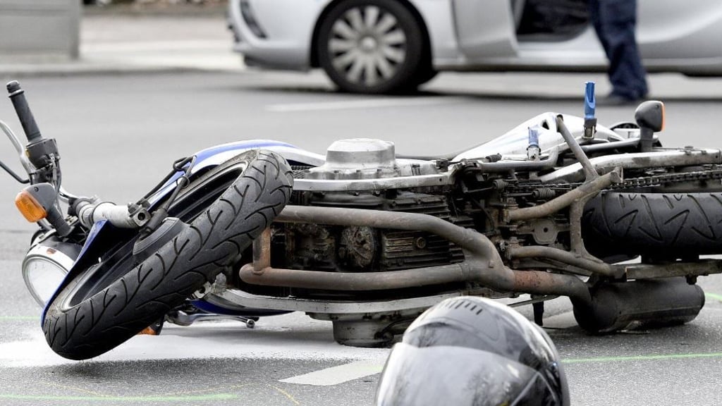 Nach einem riskanten Überholmanöver auf der Landstraße L51 zwischen Barby und Pömmelte ist ein 48 Jahre alter Motorradfahrer noch an der Unfallstelle gestorben. Symbolbild: