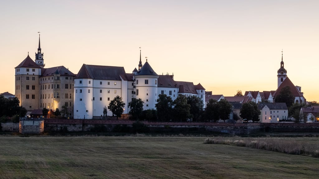 Schloss Hartenfels: Nach der Ersterwähnung sollte es noch 146 Jahre dauern, bis eine Burg als Sicherung des Elbübergangs erwähnt wurde.