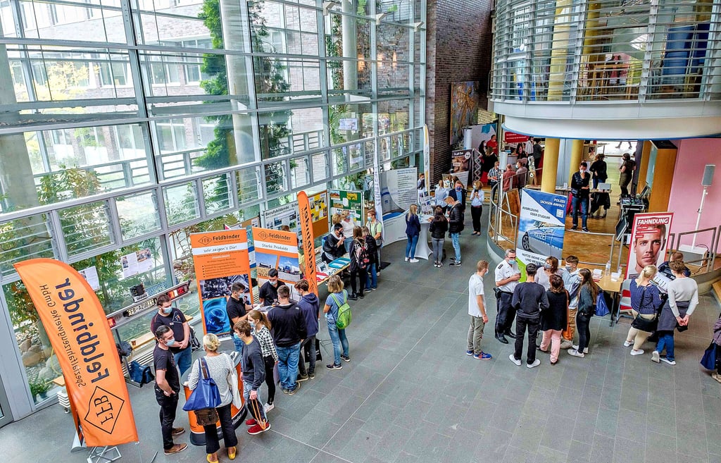 Im Vorjahr waren etwa 50 Aussteller vertreten, in diesem hat sich diese Zahl deutlich erhöht.