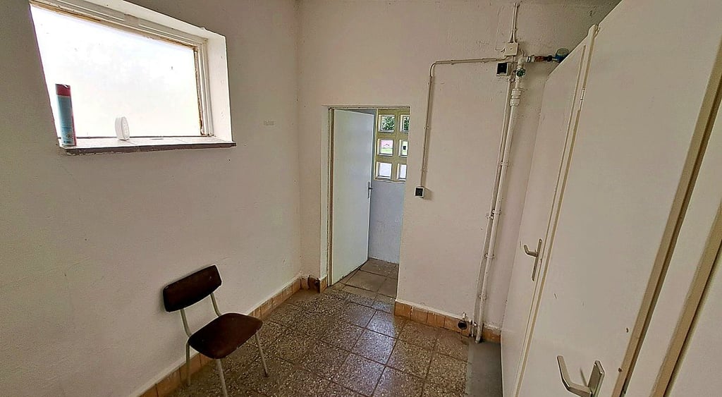 Neue Fenster und Türen sollen im Toilettenhäuschen eingebaut werden.