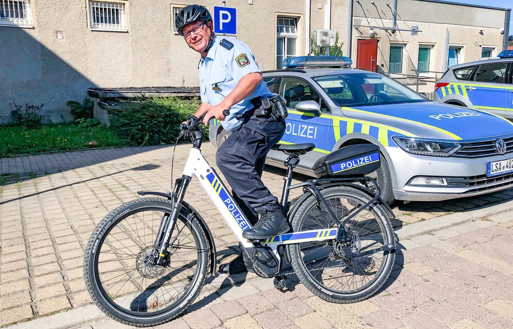 Pedelec statt Funkstreifenwagen: Regionalbereichsbeamter Thomas Müller ist jetzt häufig mit dem Fahrrad im Einsatz und zeigt so im Stadtgebiet wie auf Radwegen Polizeipräsenz.