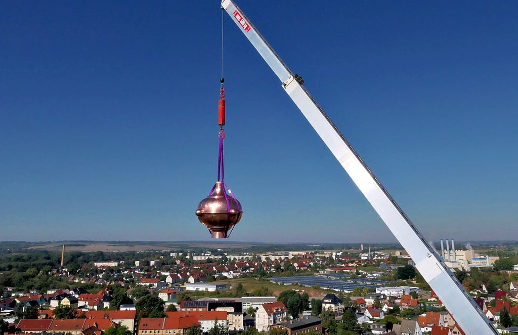 Die Kugel hängt am Kran hoch über den Dächern von Staßfurt in etwa 56 Metern Höhe.