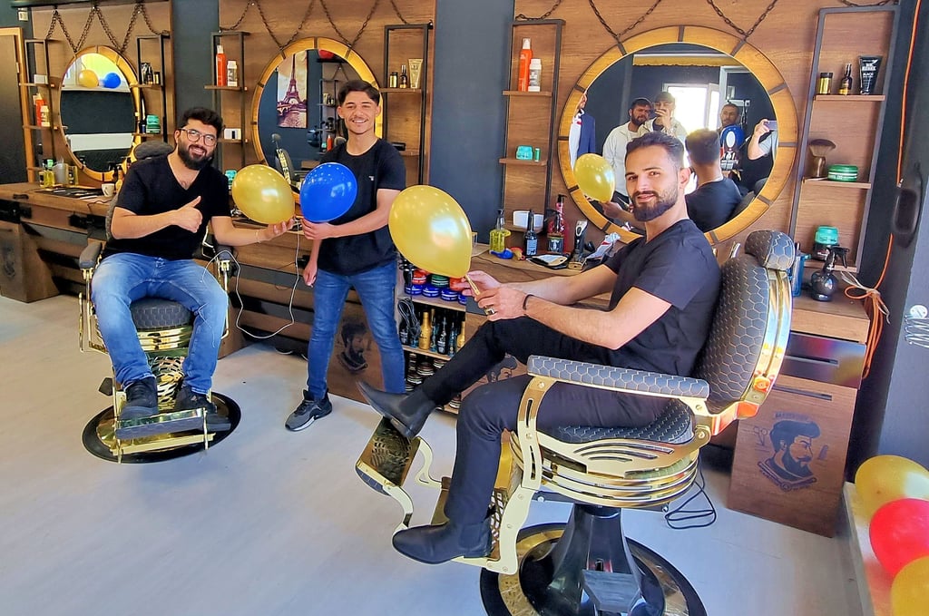 Ein Blick am Freitagvormittag in einen Teil des den neuen Barbershops in Havelberg. Die Luftba,llons halten die Angestellten hier in Vorfreude auf die offizielle Eröffnung, die um 12 Uhr erfolgte.