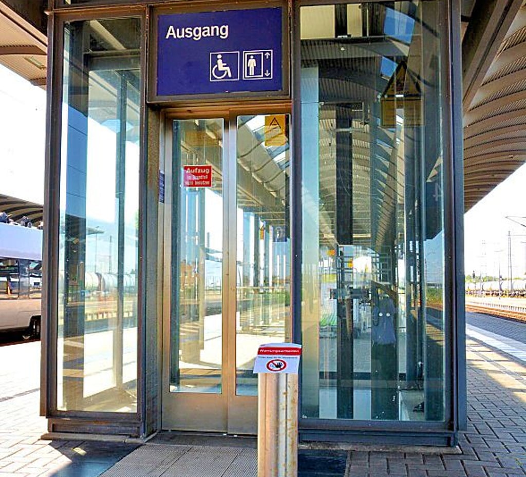 Ein Feuerwehrmann musste aus dem Aufzug befreit werden.