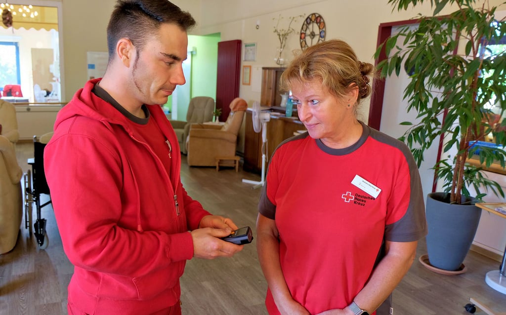 Kurz vor 11 Uhr warten Denny Jenzig und Diana Richter im Aufenthaltsraum der DRK-Tagespflege gespannt auf den Alarm.