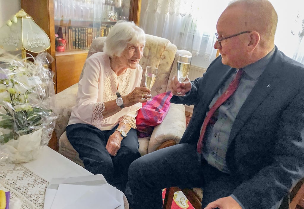 Auf den 104. Geburtstag: Jubilarin Gertrud Wechsel und Oberbürgermeister Frank Ruch.