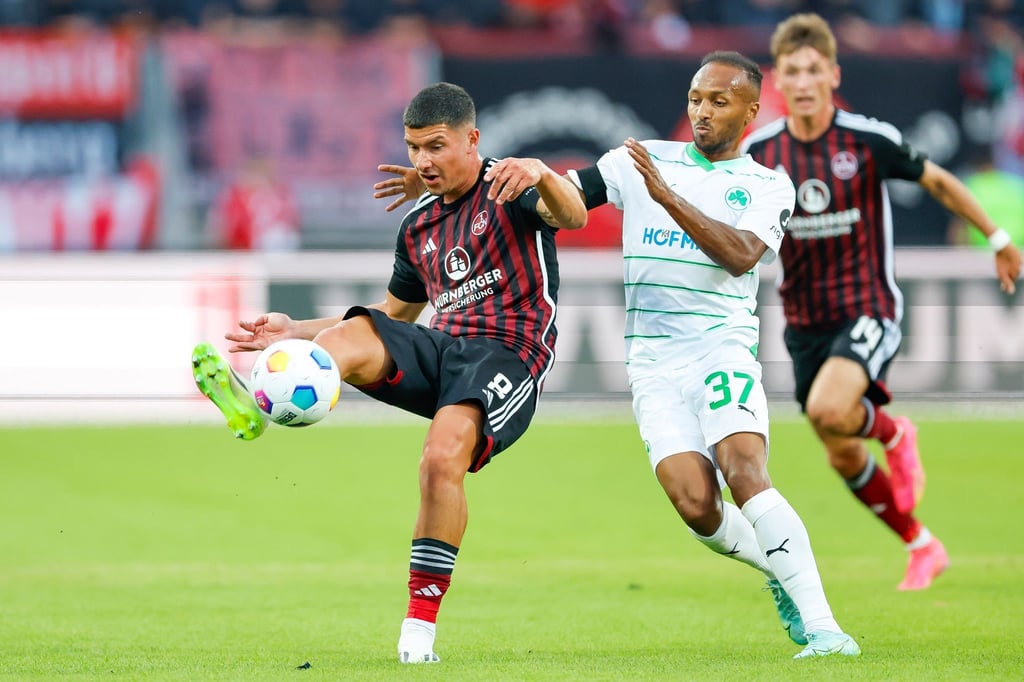 In einem kampfbetonten Derby trennten sich der 1. FC Nürnberg und Greuther Fürth 1:1.