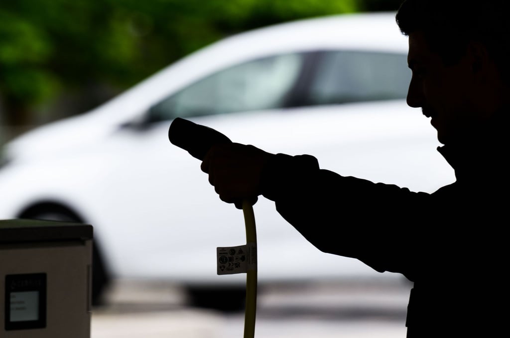 Elektroautos können immer größere Reichweiten bewältigen. Dennoch gibt es Situationen, in denen unterwegs nachgeladen werden muss, und dabei variieren die Ladezeiten der E-Autos an Schnellladesäulen.