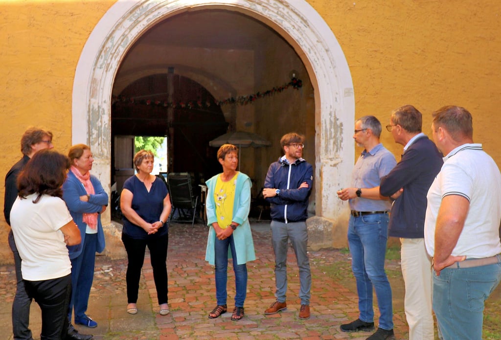 Vertreter des Ministeriums für Infrastruktur und Digitales und des Landesverwaltungsamts informieren sich im Hinterschloss Annaburg.